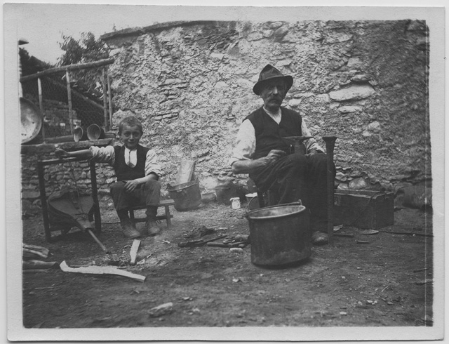 Magnano in posa con bambino a Sala Capriasca