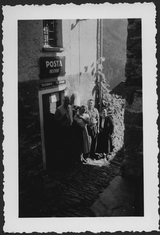 Gruppo in posa davanti all'ufficio postale di Indemini