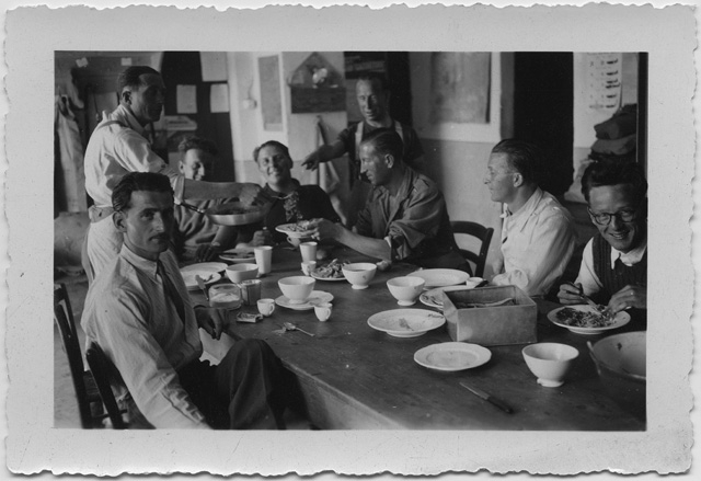 Gruppo al tavolo da pranzo