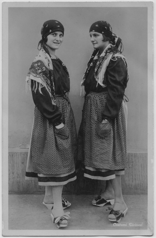 Giovani donne in costumi ticinesi