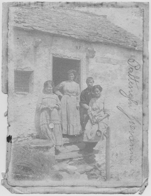 Gruppetto sulla soglia di una cascina