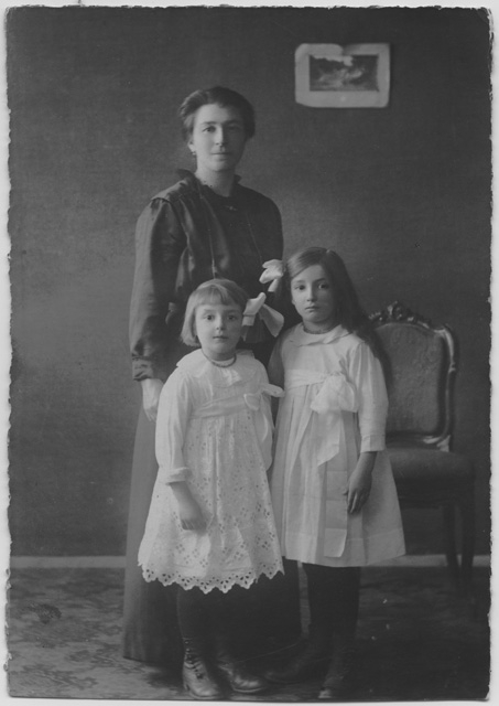 Madre con bambine in posa