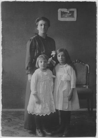 Madre con bambine in posa