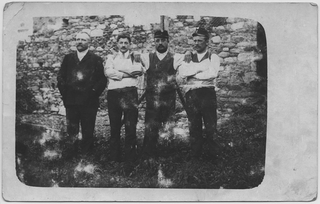 Quattro uomini in posa