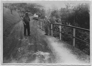 Uomo e donna su di una strada con cargansc