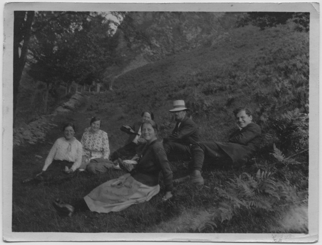 Gruppo su di un prato ai monti di (?)