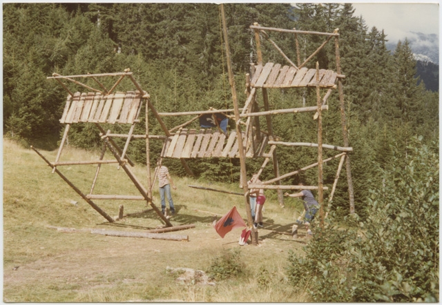 Innalzamento della torre di vedetta del campo Scout a Campra