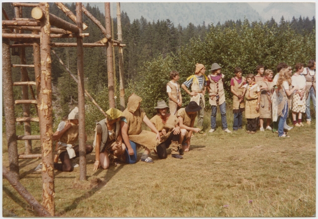 Ragazzi durante una rappresentazione al campo Scout a Campra