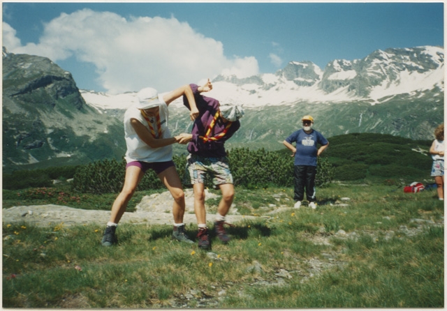 Scout mentre fanno la lotta al campo estivo a San Bernardino