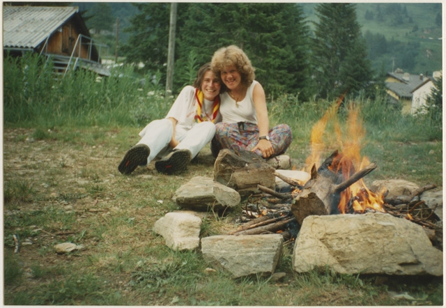 Due ragazze in posa al campo estivo del gruppo Scout a San Bernardino
