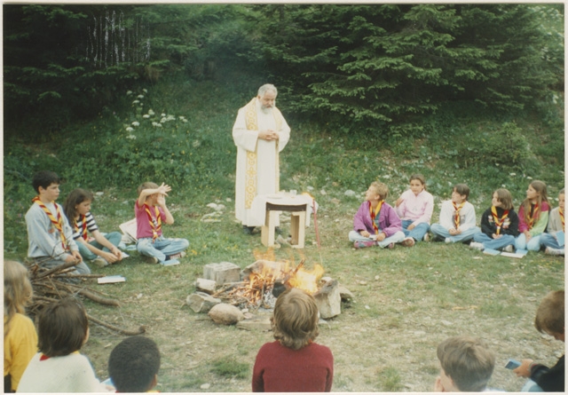 Messa all'aperto al campo estivo del gruppo Scout con Don Claudio Flisi