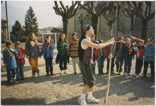 Gruppo Lupetti durante un gioco di ruolo sul piazzale dell'oratorio di Tesserete