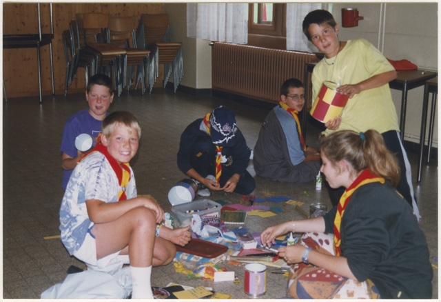 Lupetti mentre svolgono attività di bricolage nella sede di Tesserete