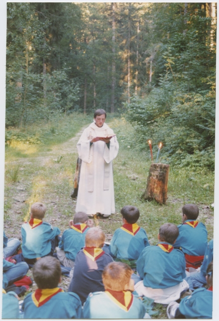 Messa all'aperto al campo estivo del gruppo Scout a (?)