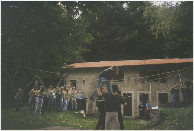 Lupetti durante la cerimonia di passaggio di unità a Montascio