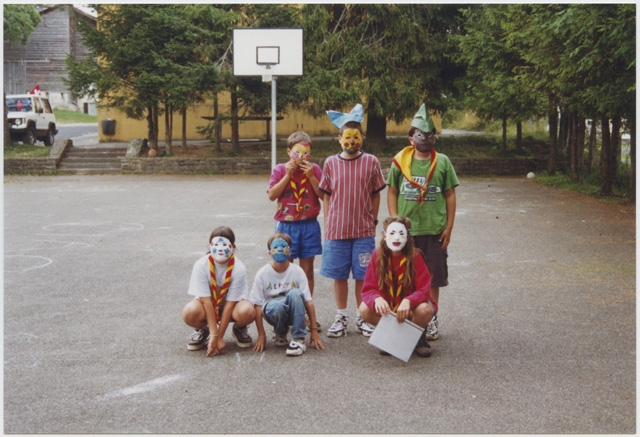 Lupetti mascherati in posa al campo estivo a (?)