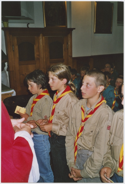 Momento del giuramento Scout al campo estivo a (?)