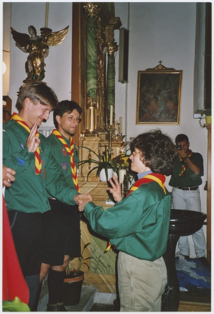 Momento del giuramento Scout al campo estivo a (?)