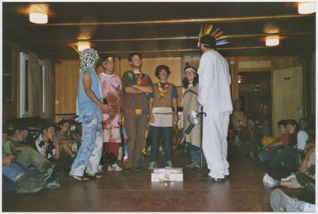 Scout durante una rappresentazione al campo estivo a (?)