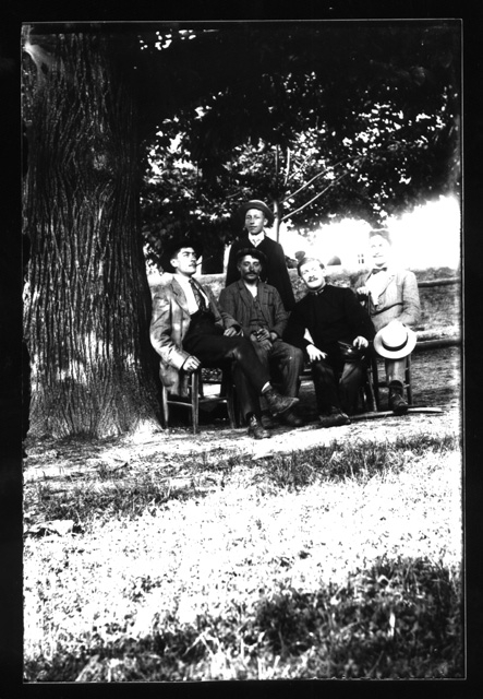 Uomini sotto ad un albero