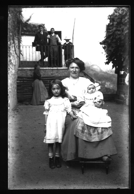 Madre con bambini in posa a Carona