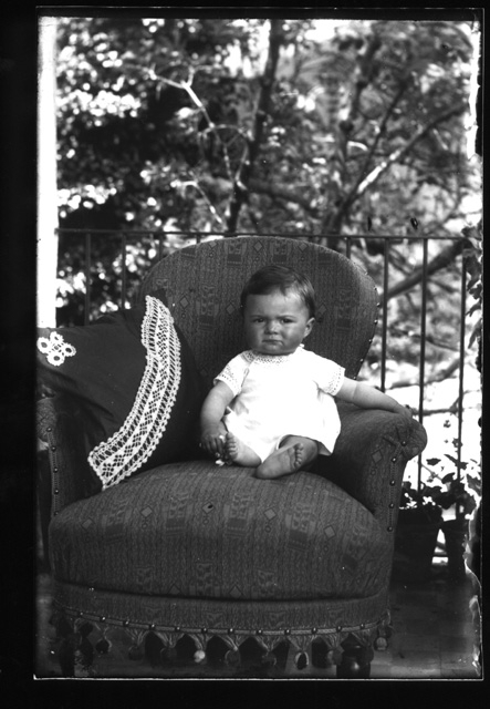 Ritratto di bambino seduto in poltrona