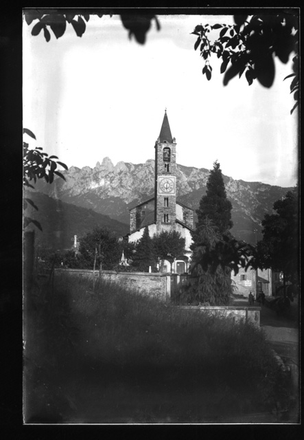 Veduta di Tesserete con la chiesa di S. Stefano e i Denti della Vecchia