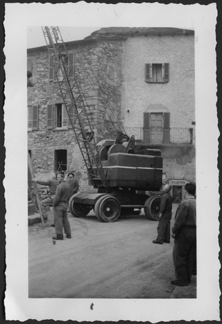 Posa della colonna della chiesa di Sala