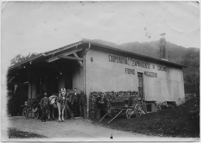 Gruppetto davanti al vecchio prestino del pane di Tesserete