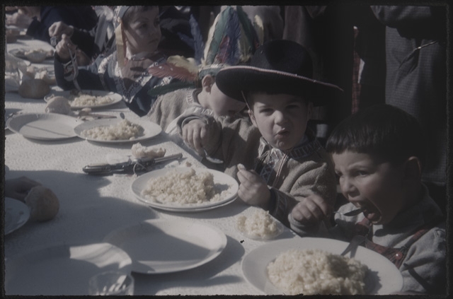 Bambini che mangiano il risotto di Carnevale