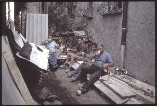 Operai durante un pranzo in cantiere a Vaglio