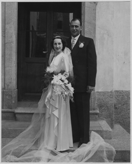 Magda Torrazza e Raoul Grandjean davanti al ristorante Storni in occasione del loro matrimonio