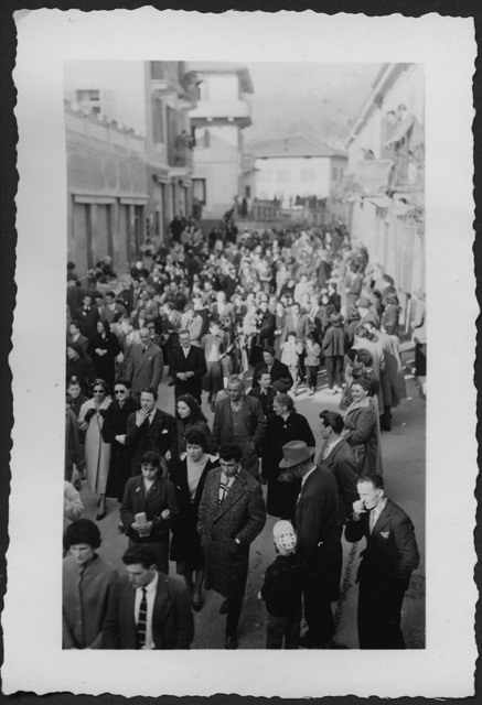 Persone dopo il corteo di carnevale