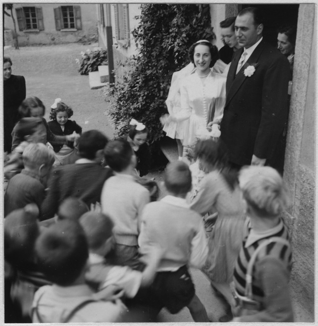 Magda Torrazza e Raoul Grandjean sulla porta del ristorante Storni in occasione del loro matrimonio