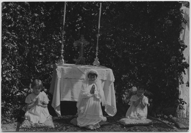 Magda Torrazza (al centro) in occasione della Prima Comunione