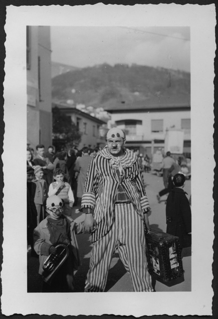 Uomo e bambino in maschera