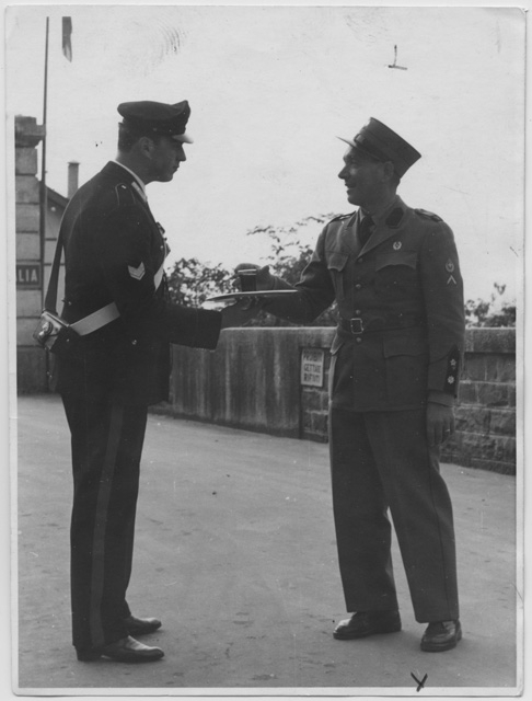 Carlo Guerra, guardia di confine a Dirinella, mentre brinda con un collega italiano