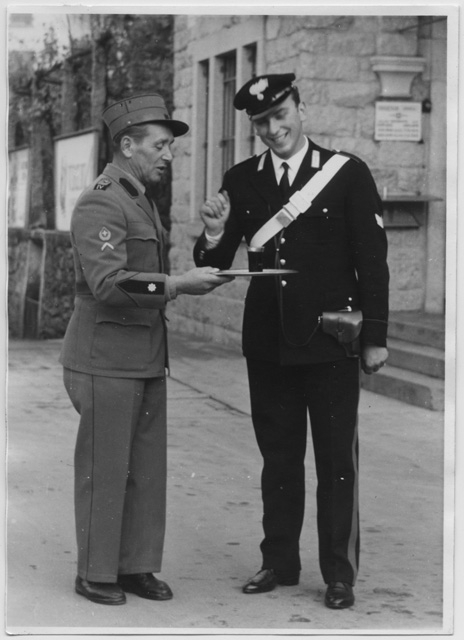 Carlo Guerra, guardia di confine a Dirinella, mentre brinda con un collega italiano