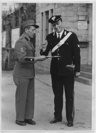 Carlo Guerra, guardia di confine a Dirinella, mentre brinda con un collega italiano