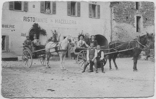Gruppo di uomini in carrozza alla pensione Sorriso a Tesserete