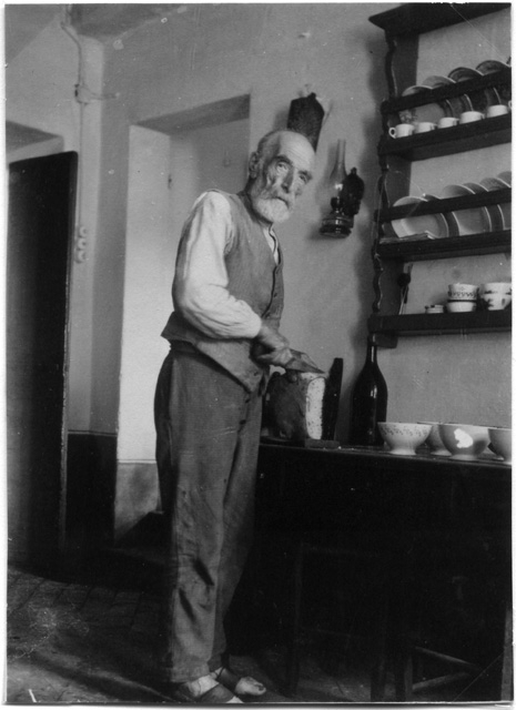 Giovanni Nesa mentre taglia il pane