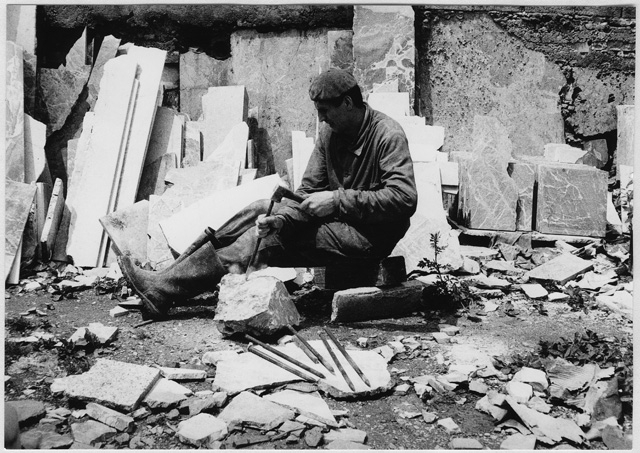 Scalpellino al lavoro