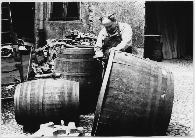 Uomo mentre costruisce una botte