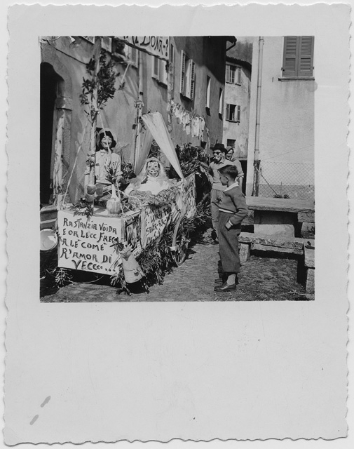 Gruppo con carro allegorico nel nucleo di Cagiallo