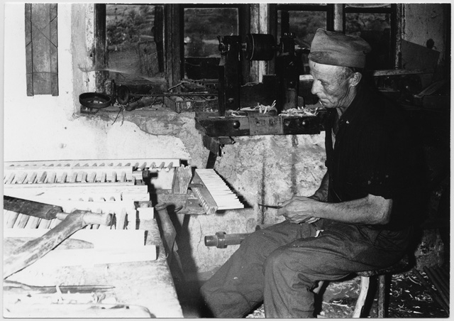 Falegname mentre costruisce un rastrello