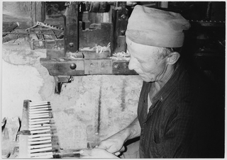 Falegname mentre costruisce un rastrello