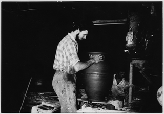 Ceramista mentre modella un vaso a Riva San Vitale