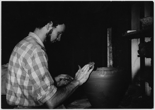 Ceramista mentre modella un vaso a Riva San Vitale