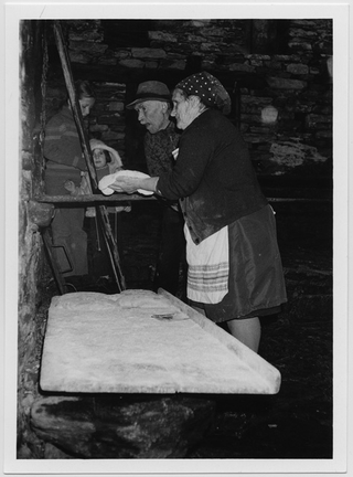 Famiglia Pinana impegnata nella preparazione del pane a Sonogno