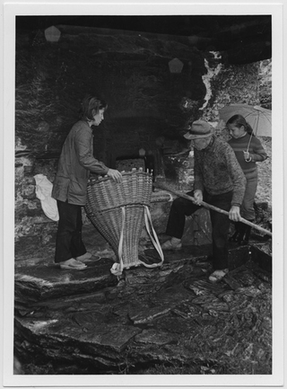 Famiglia Pinana impegnata nella preparazione del pane a Sonogno